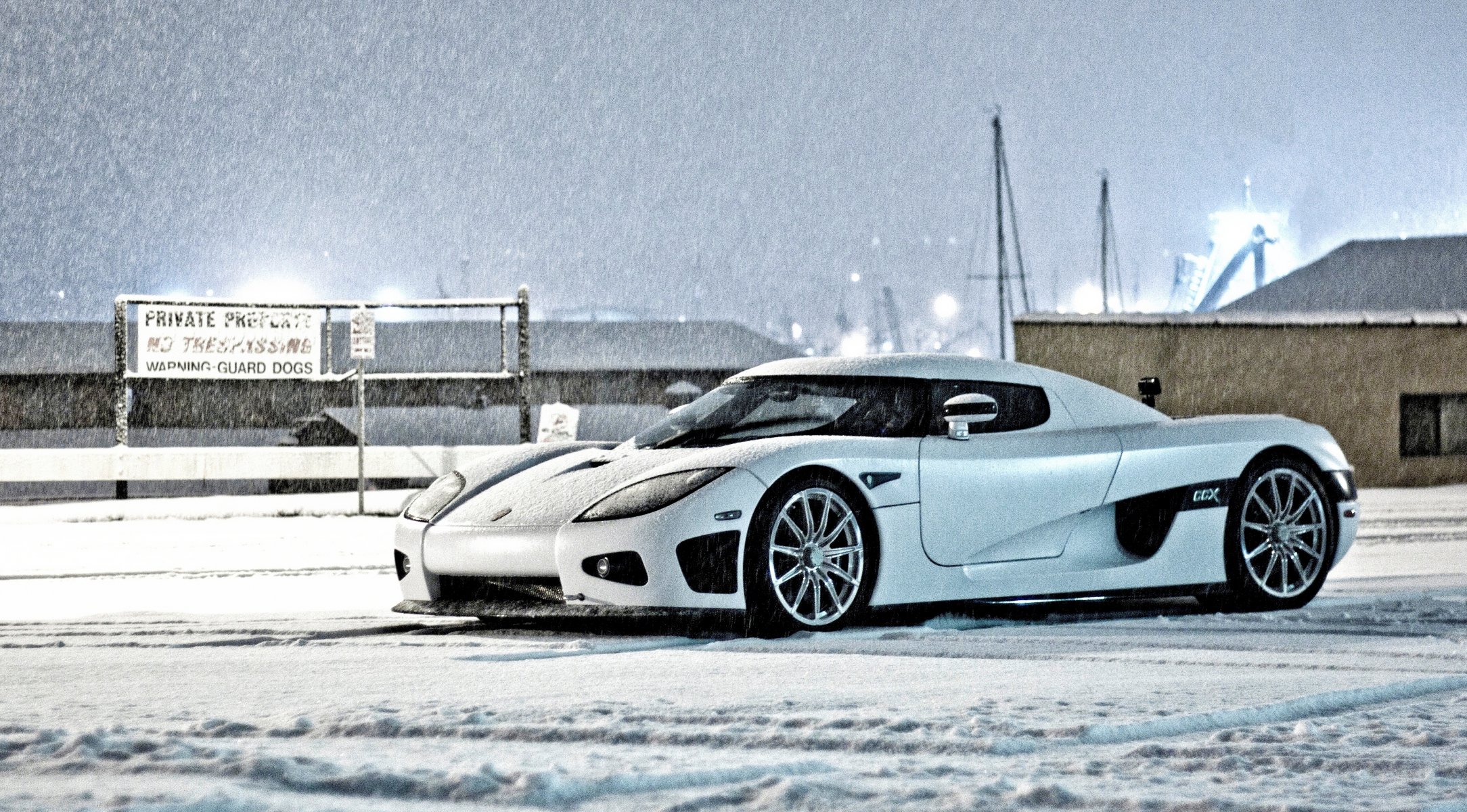 koenigsegg ccx белый снег зимние кёнинсегг вид сбоку зима небо здания