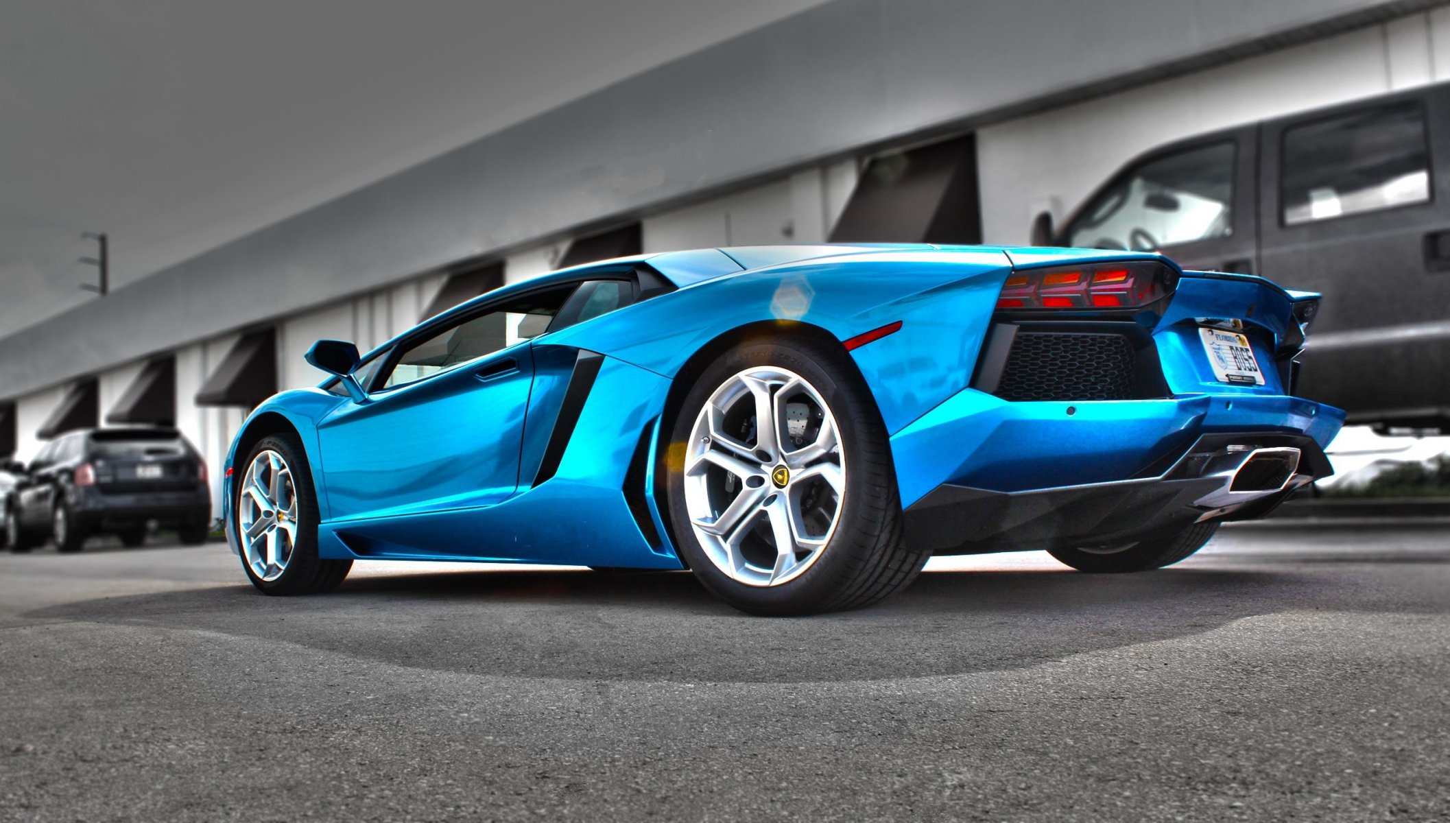 lamborghini aventador lp700-4 azurblau lamborghini aventador hellblau rückansicht schatten blendung