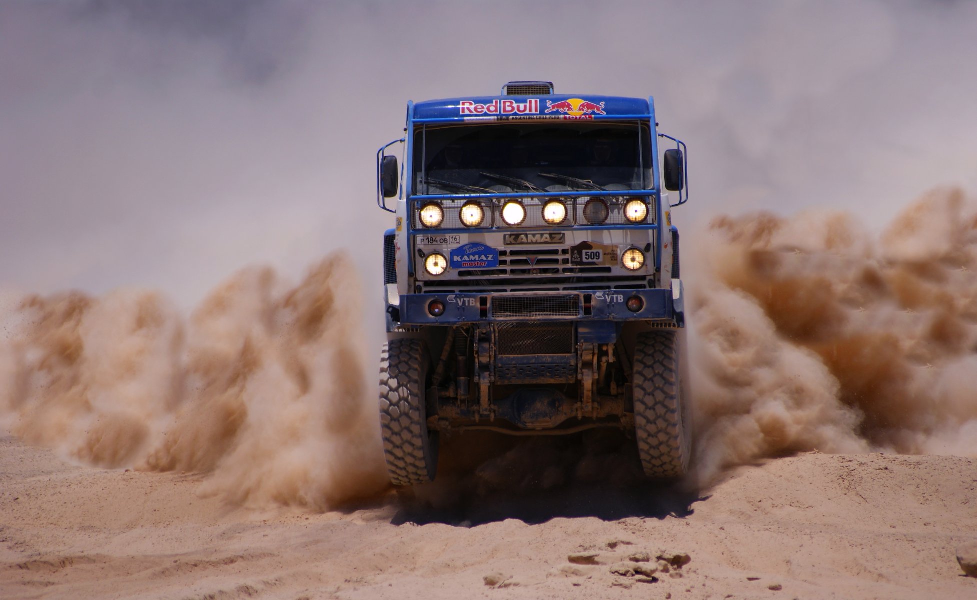 kamaz dakar rally frente polvo maestro arena