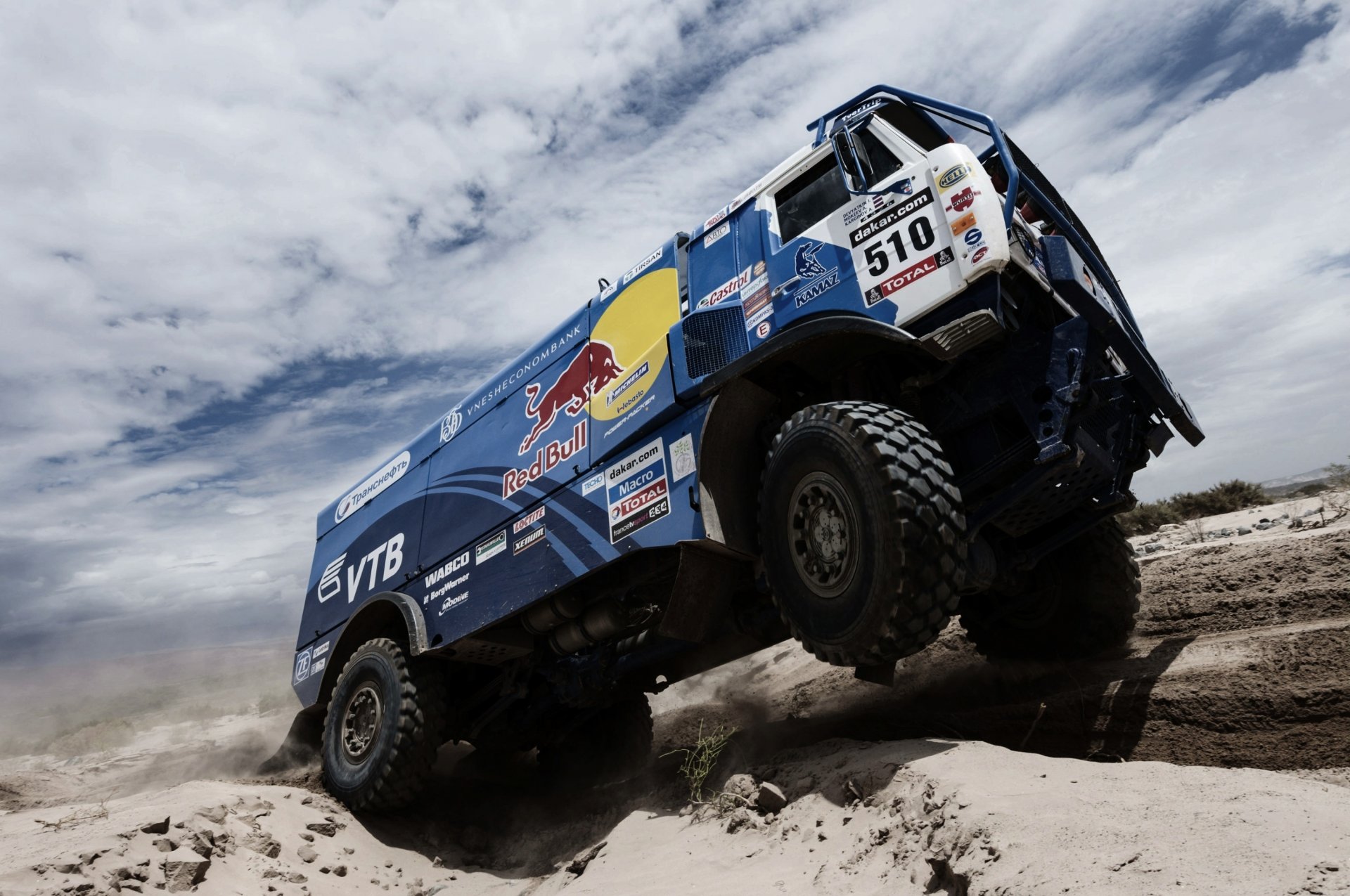 kamaz dakar rallye ciel nuages taureau rouge hors route