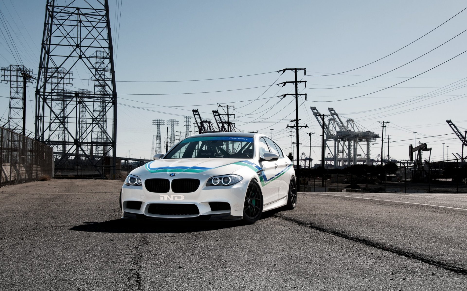 bmw m5 f10 weiß bmw vorderansicht tagfahrlicht licht stromleitungen hochspannungsstützen