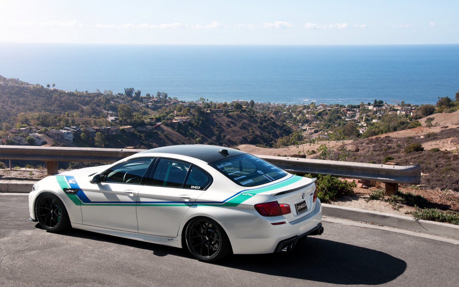 bmw m5 f10 blanc bmw vue arrière route pare-chocs vallée mer