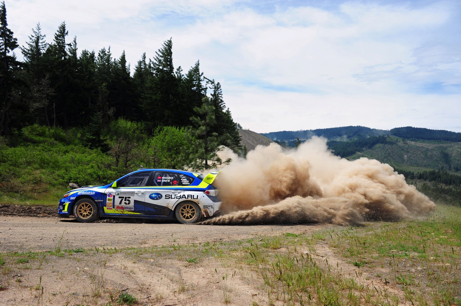 ubaru rallye poussière forêt collines sport course subaru auto voiture dérapage tour jour