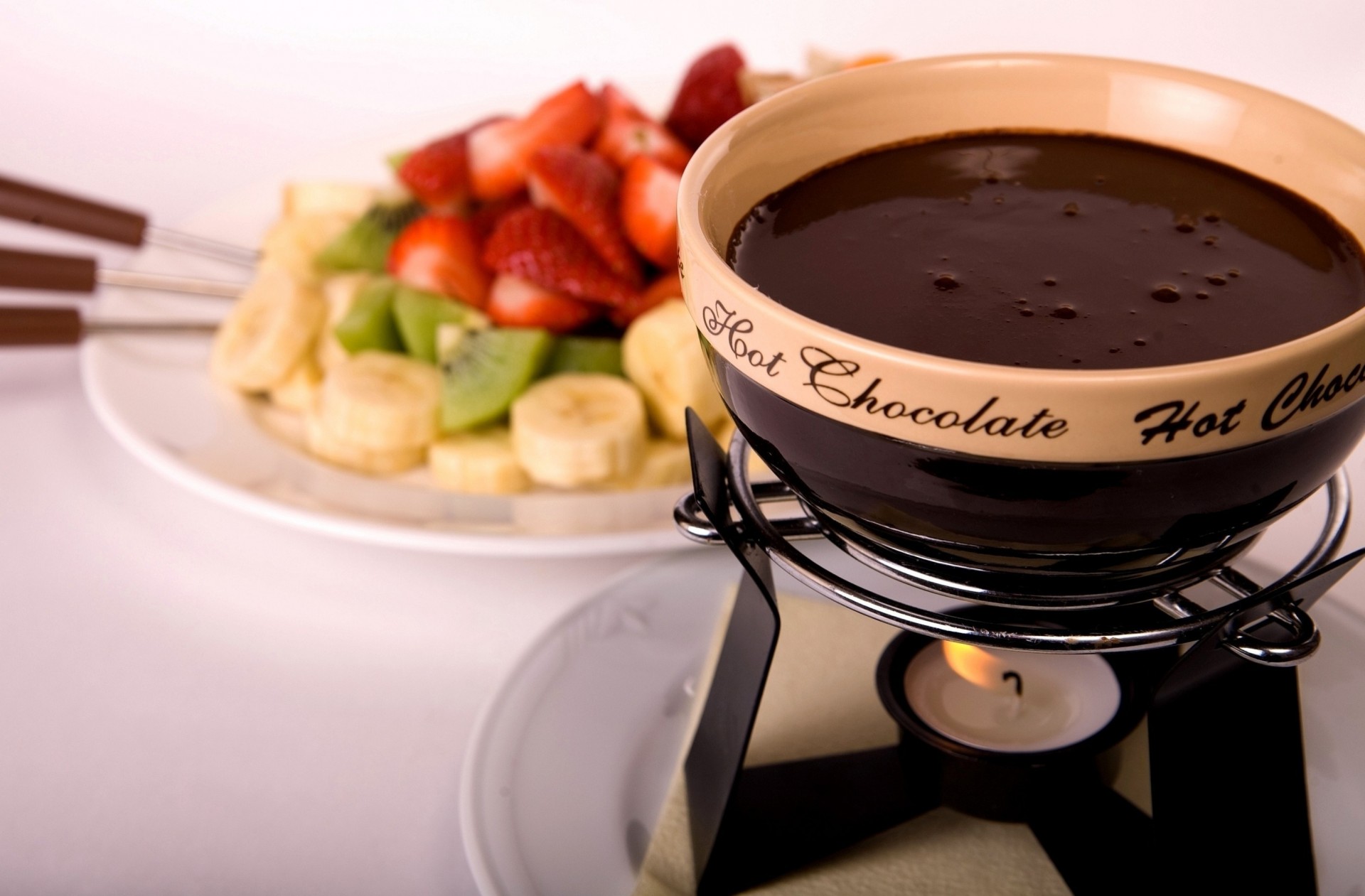 ogień truskawki świeca owoce kiwi czekolada banany fondue tabliczka