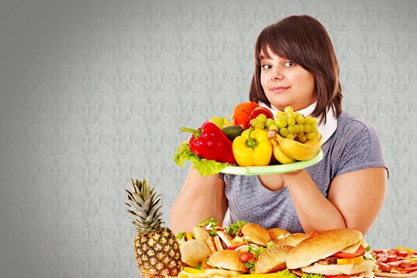 En un plato de salchichas y diferentes frutas