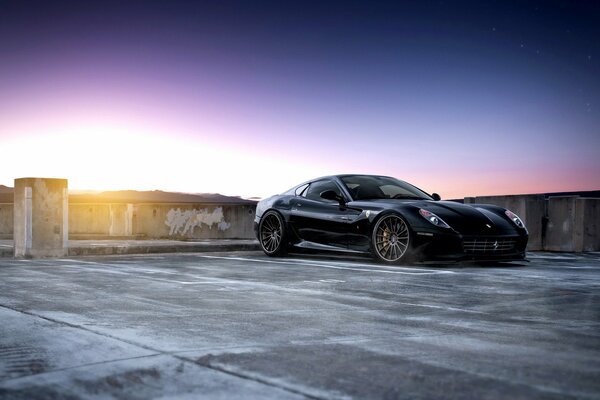 Schwarzer ferrari 599 gtb fiorano auf dem Parkplatz