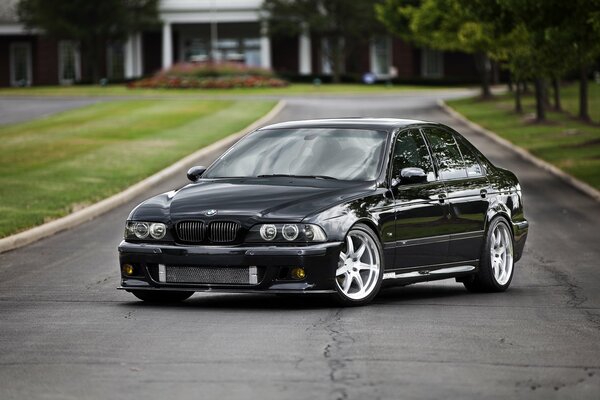 Photo d une BMW noire sur la route