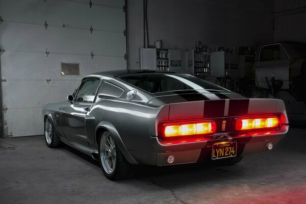 Luces traseras quemadas en un Ford Mustang negro