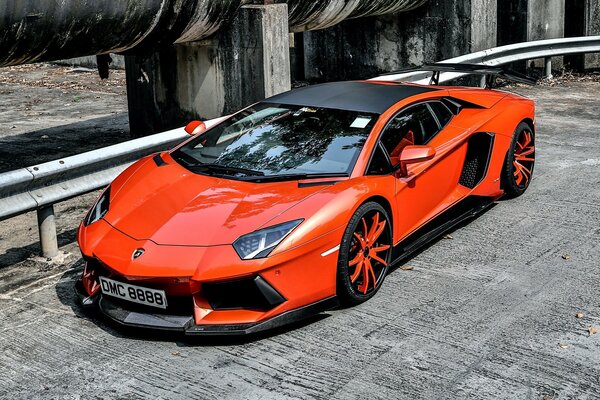 Hermosa pelirroja lamborghini con discos pelirrojos