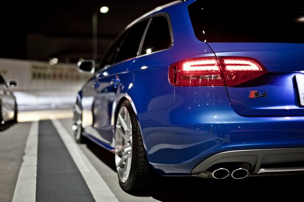 Audi azul en la ciudad de la noche