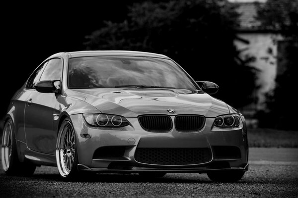 Photo en noir et blanc avec une BMW sportive