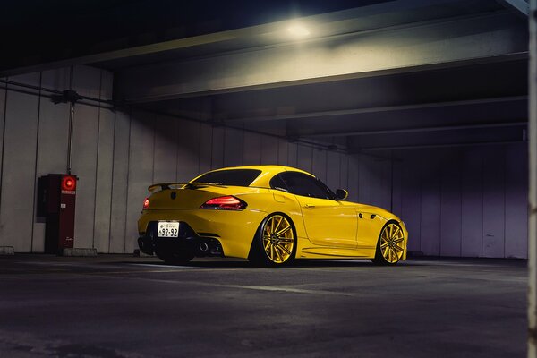 BMW jaune sur de beaux disques