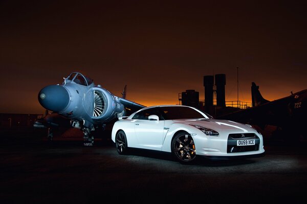 Nissan Godzilla bianco, tramonto e un aeroporto