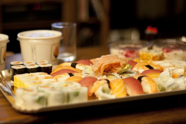 Combo de sushi sur un plateau de gros plan