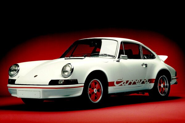 Porsche blanco con rayas rojas y Llantas rojas