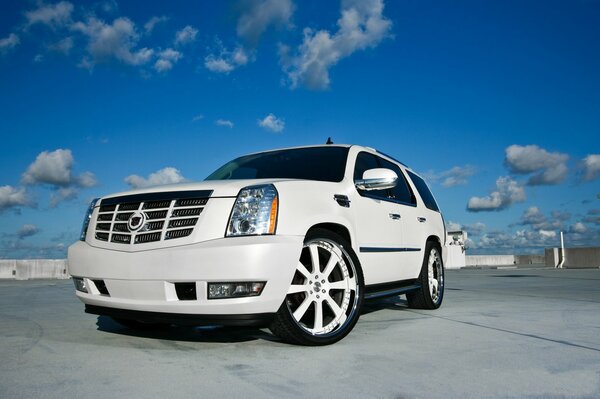 Cadillac excalide sur fond de ciel avec des nuages avant de la voiture