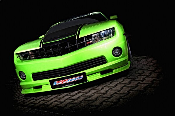 Дерзкий и красивый автомобиль chevrolet camaro