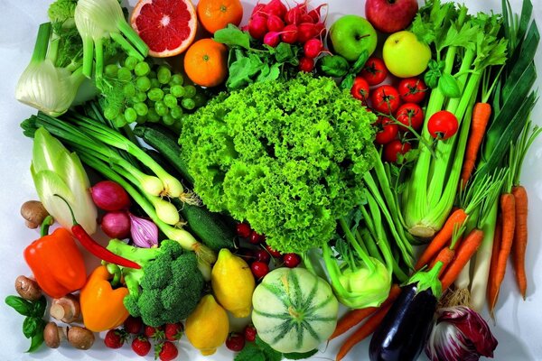 Verduras y verduras surtidas sobre un fondo blanco