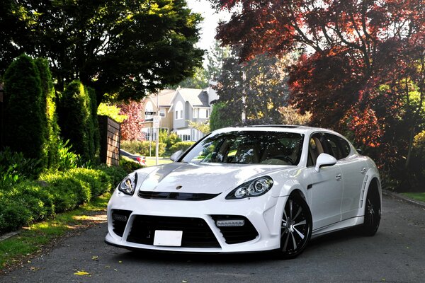 Porsche Panamera blanco en la calle