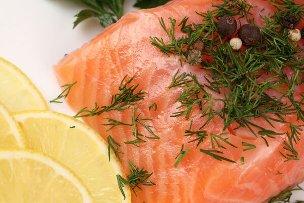 Roter Fisch mit Kräutern und Zitrone