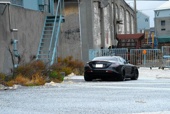 Mercedes benz slr mclaren vista posteriore nera al cancello di ferro blu