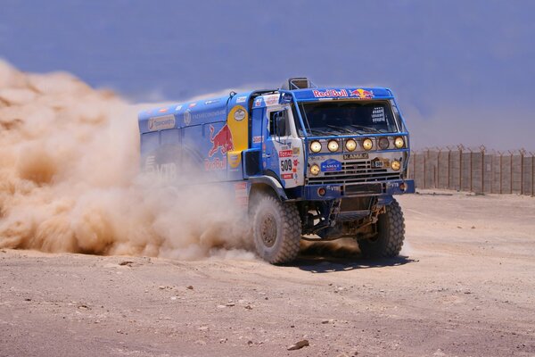 KAMAZ Master corre nelle sabbie Dell Africa