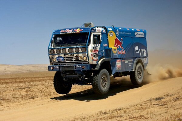 Der Kamaz-Lkw überwindet den Weg zur Rallye mächtig