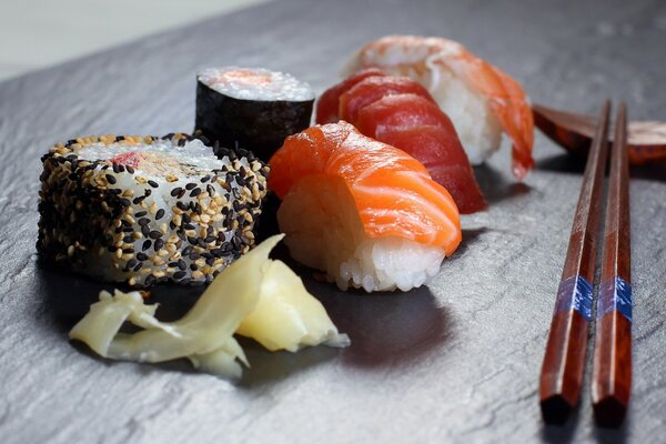 Sur la table de sushi assortis avec des baguettes