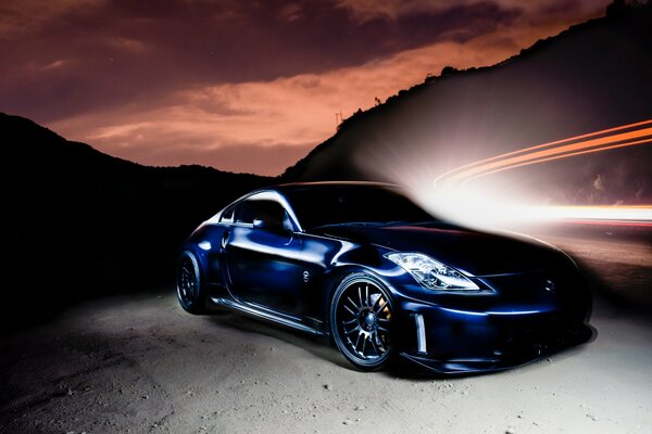 Faszinierender blauer Nissan 350z bei Sonnenuntergang