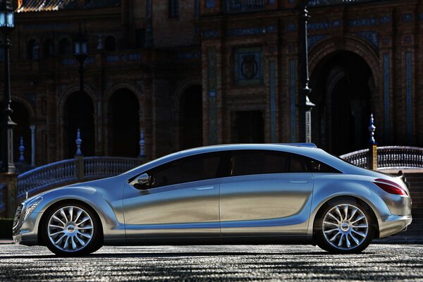 Elegante coche de plata de Mercedes