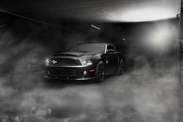 Dans la brume Ford Mustang noir