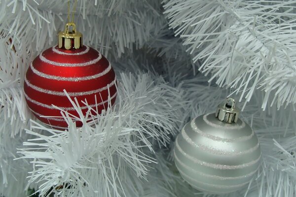 Palle di Natale su un albero di Natale bianco