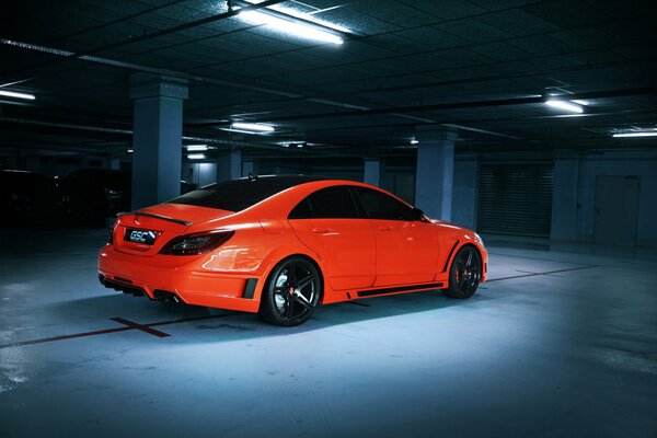 Das Auto auf dem Parkplatz des mercedes-benz cls amg 63