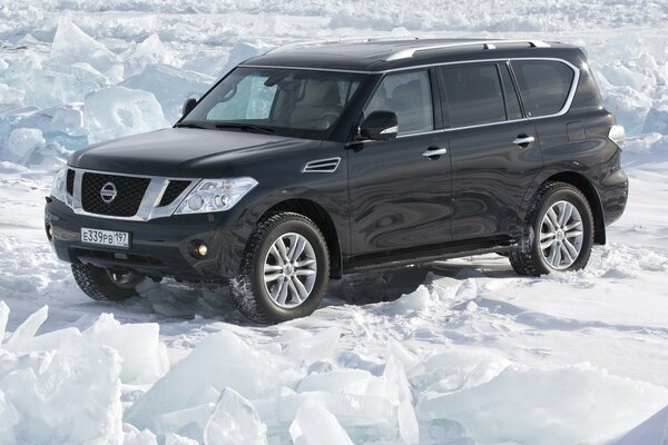 Nissan Patrol post service sullo sfondo della neve