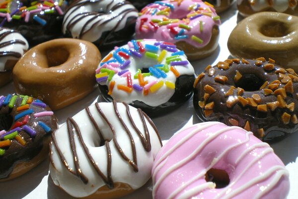 Donats sucrés avec une variété de garnitures