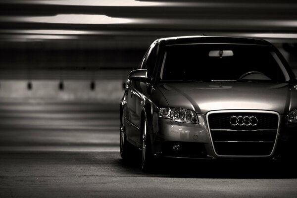 Voiture gris Audi sur le parking