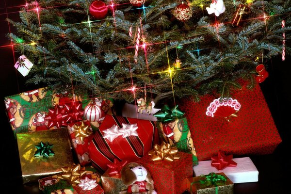 Regali di Natale sotto un albero di Natale teso