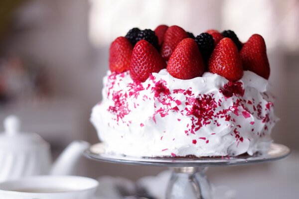 Gâteau aux fraises doux et beau avec crème blanche