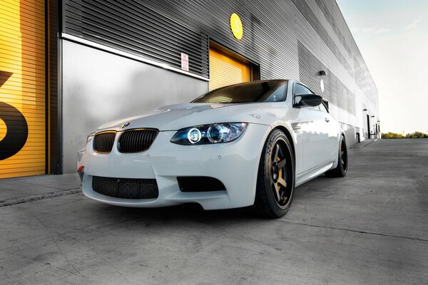 BMW bianca, m3 vicino ai garage alla luce del giorno