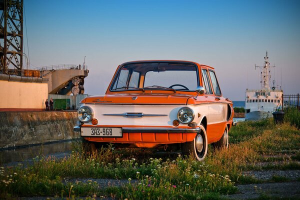 Orange bescheidenes Volksauto - Zaporozhets