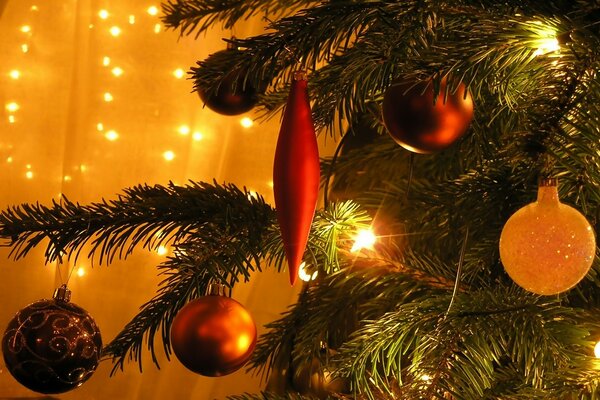 Juguetes y luces en el árbol de Navidad
