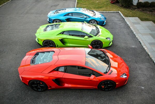 Lamborghini auf dem Parkplatz in 3 verschiedenen Farben