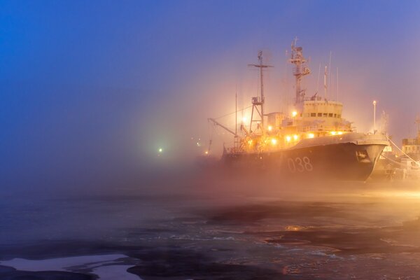 Imagen del barco en medio de la niebla