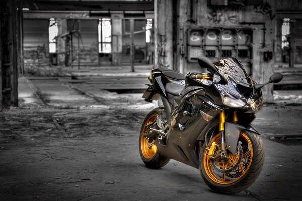 Spettacolare moto Kawasaki su sfondo grigio