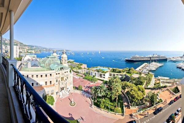 Vue sur l océan depuis le balcon d un hôtel à Monaco