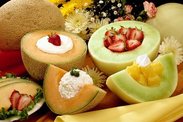 Cortar fresas, melones con flores