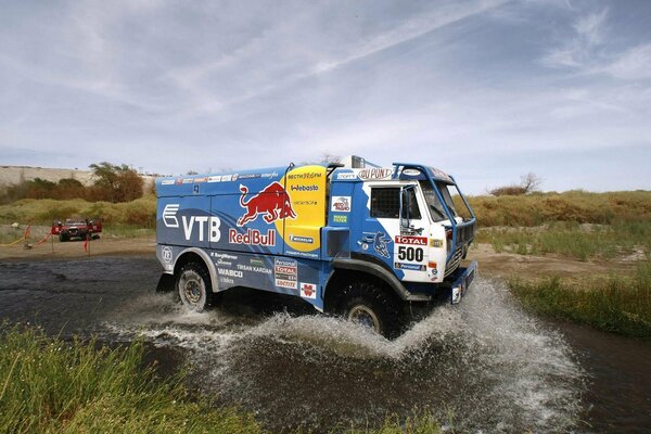 Rallye-Teilnehmer Kamaz Dakar, der den Teich überquert