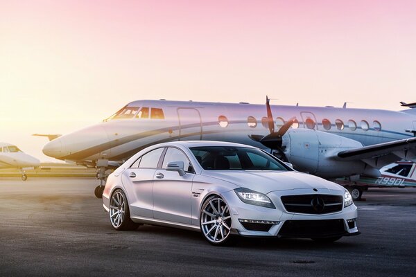 Coche tuneado cerca del avión