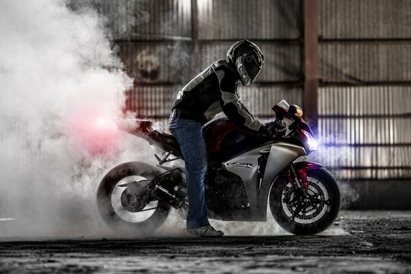 Honda cbr 1000RR fume à un endroit