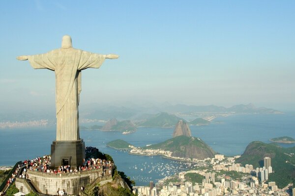 Jesus-Statue in Rio de Janeiro mit Stadtpanorama